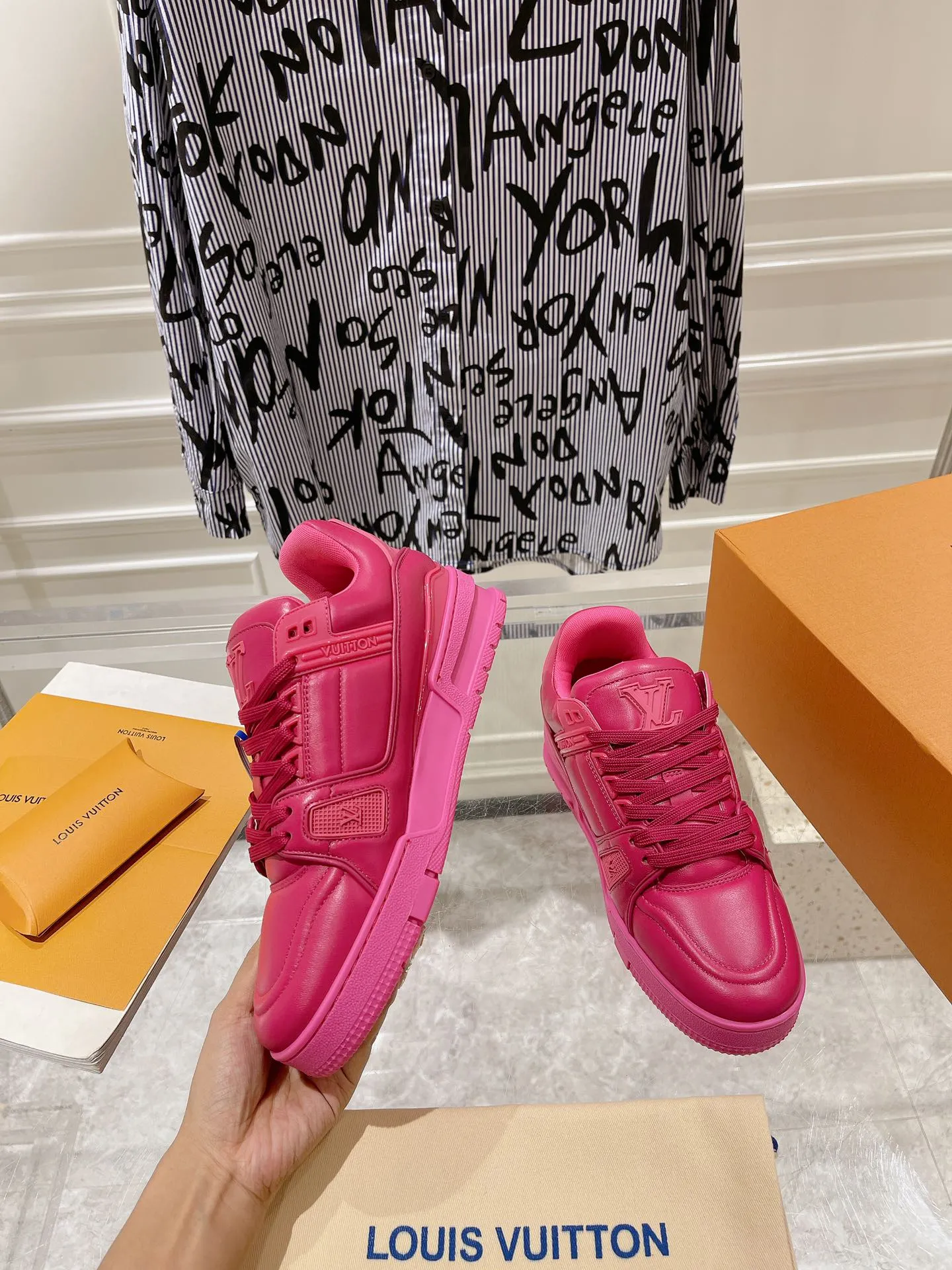 👟👟Ex-factory price 840👟👟 Top version #couple style 2024 hot LV 𝘁𝗿𝗮𝗶𝗻𝗲𝗿 series of the latest couple style sneakers, the quality has been upgraded again, the details are awesome, it just doesn’t look too good! The model was sold out immediately within ten minutes of the official website going on sale. TPU outsole, mold fee is 2w+. The texture is comparable to the original version. The feet are made of polymeter micro-material and breathable British mesh. The details are the same as the original version. Please pay attention to distinguish the currency materials on the market. Size: Female 35-39, Male 39-45M